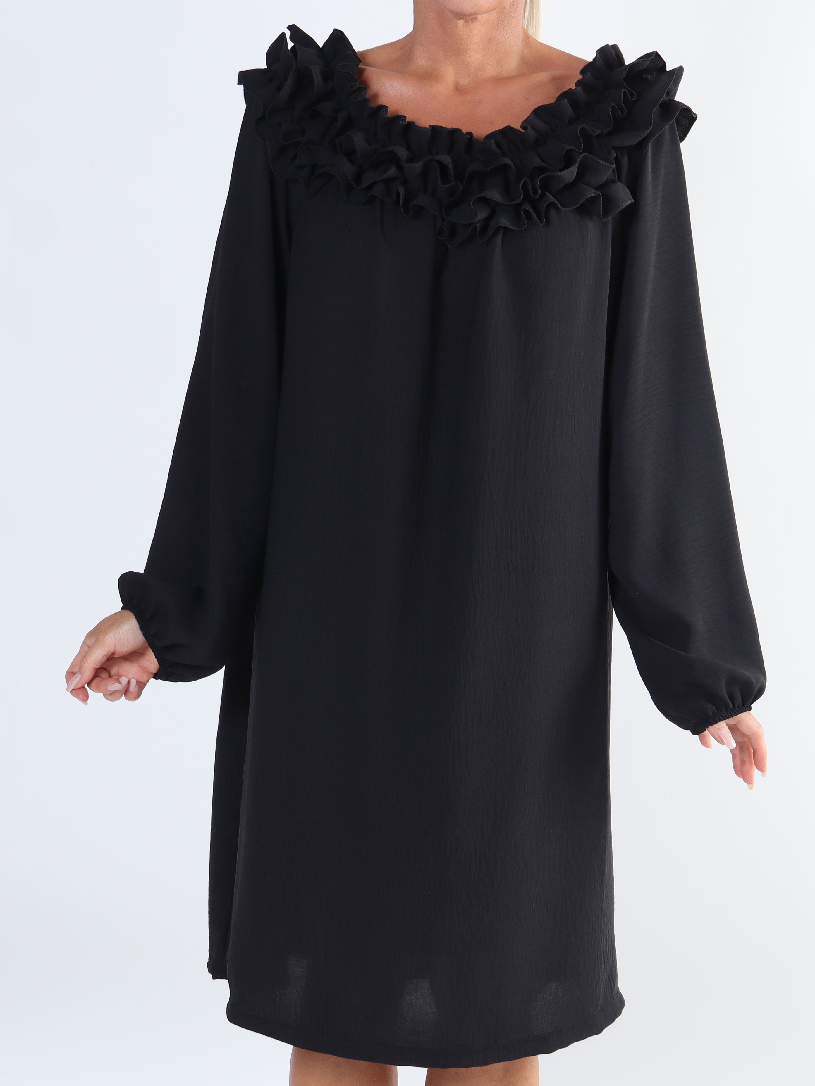 Chili Dress - Plus size klänning med långa ärmar och volanger